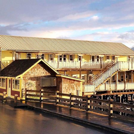 Seine Boat Inn Alert Bay Екстер'єр фото