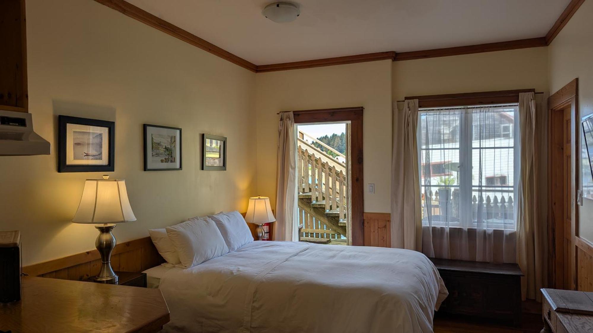 Seine Boat Inn Alert Bay Екстер'єр фото