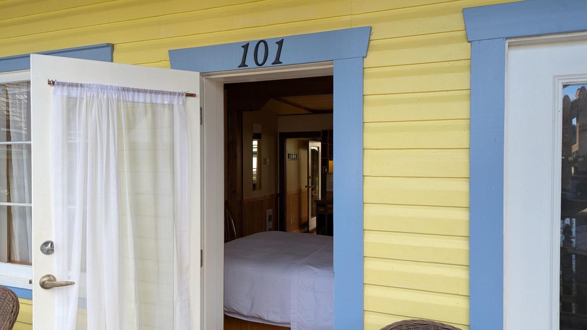 Seine Boat Inn Alert Bay Екстер'єр фото
