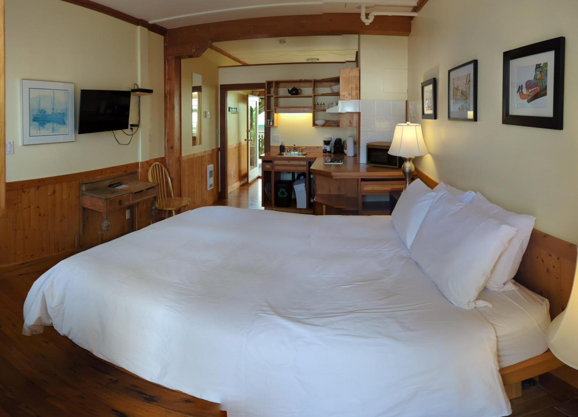 Seine Boat Inn Alert Bay Екстер'єр фото