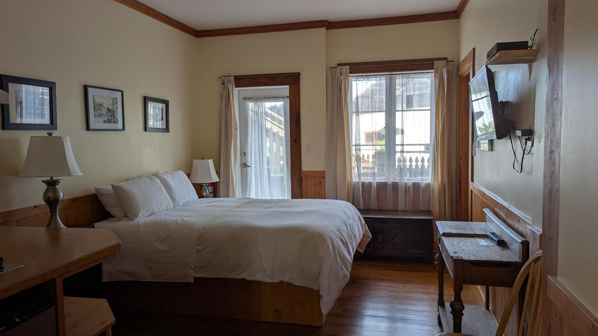 Seine Boat Inn Alert Bay Екстер'єр фото