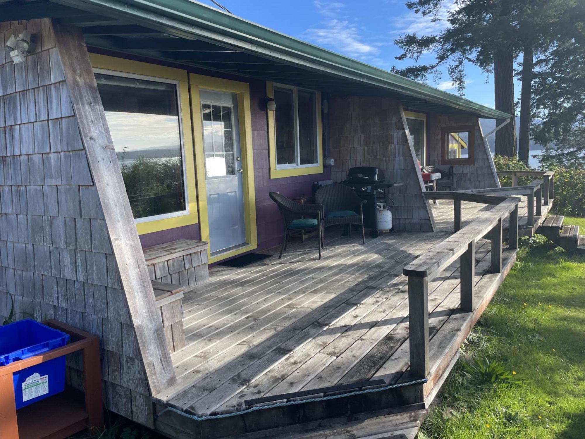 Seine Boat Inn Alert Bay Екстер'єр фото