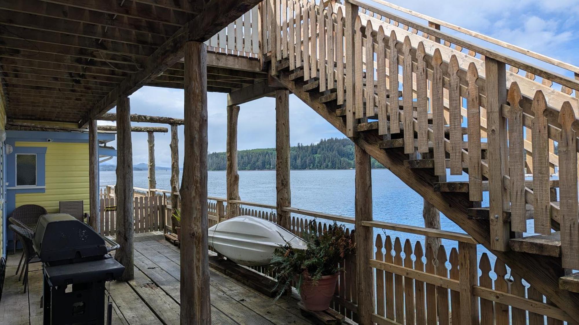 Seine Boat Inn Alert Bay Екстер'єр фото