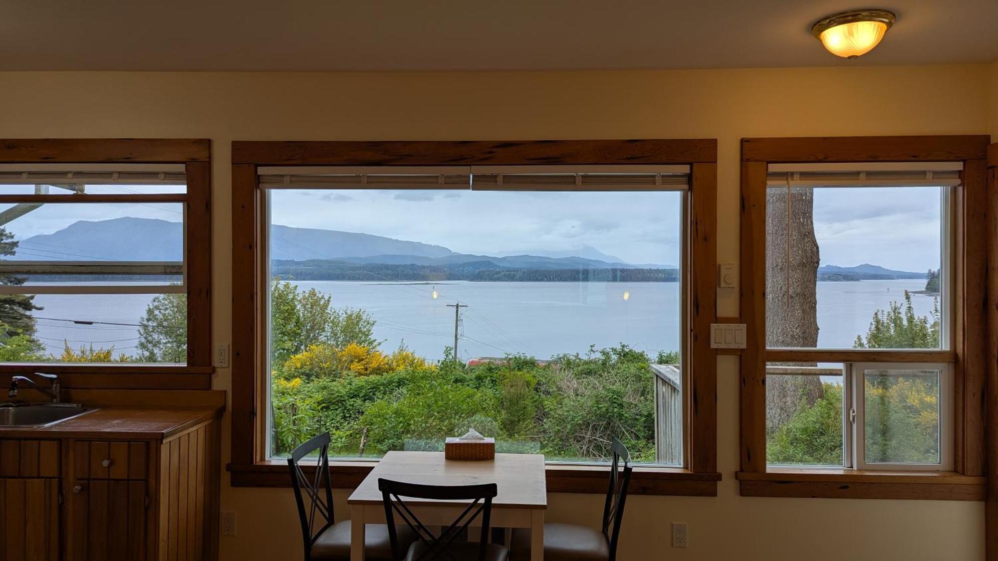 Seine Boat Inn Alert Bay Екстер'єр фото