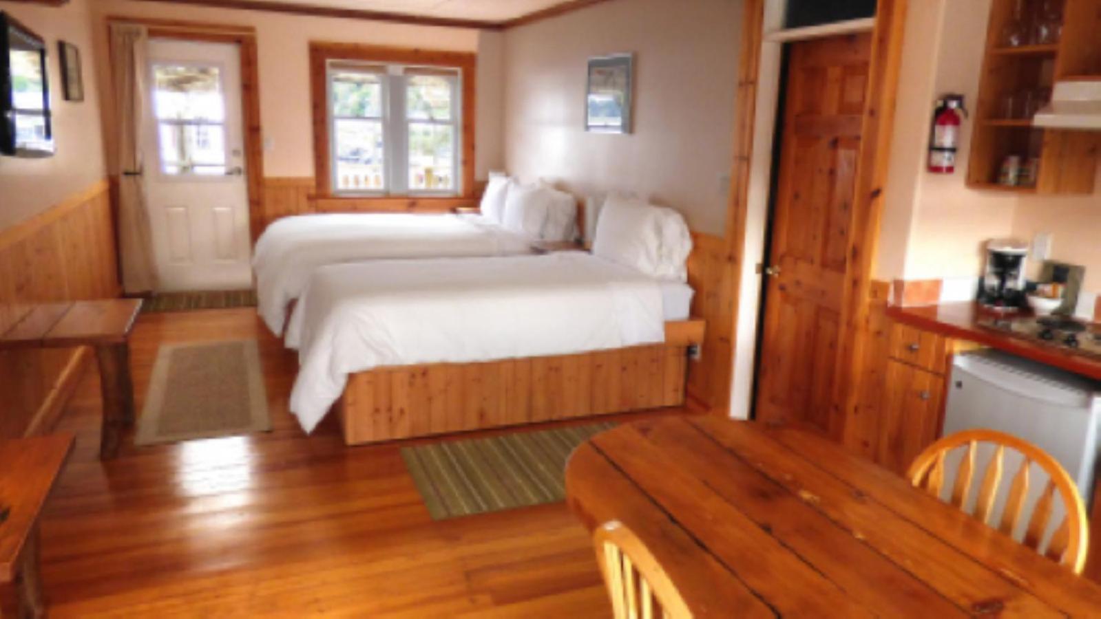 Seine Boat Inn Alert Bay Екстер'єр фото