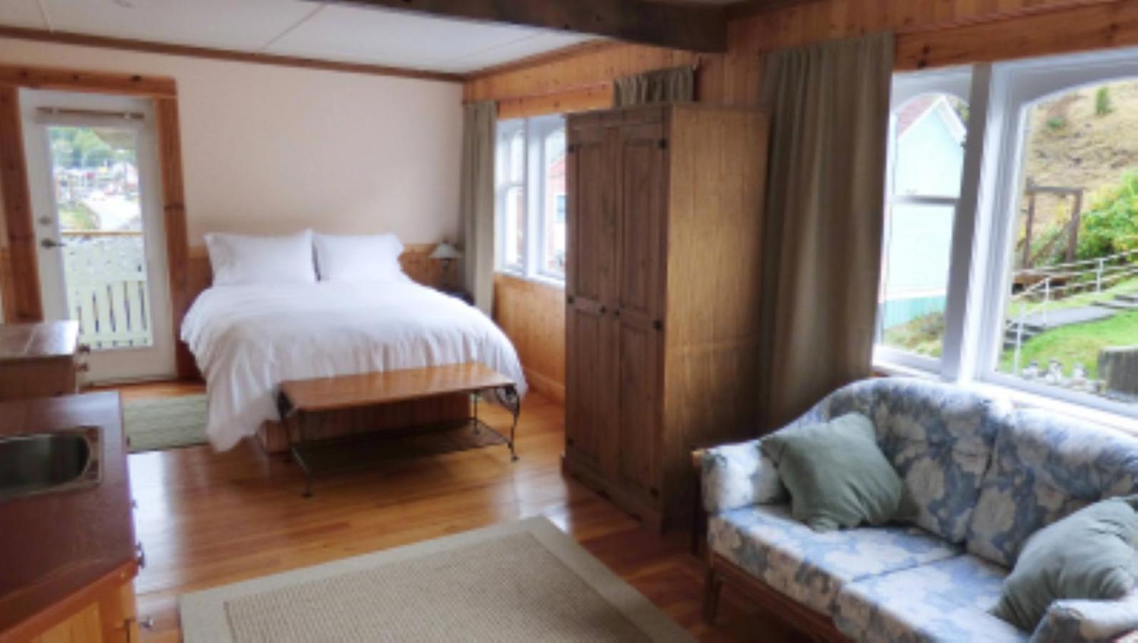 Seine Boat Inn Alert Bay Екстер'єр фото