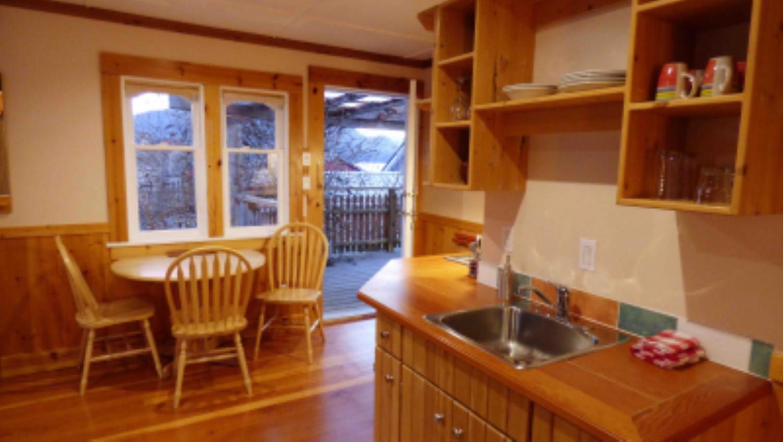Seine Boat Inn Alert Bay Екстер'єр фото