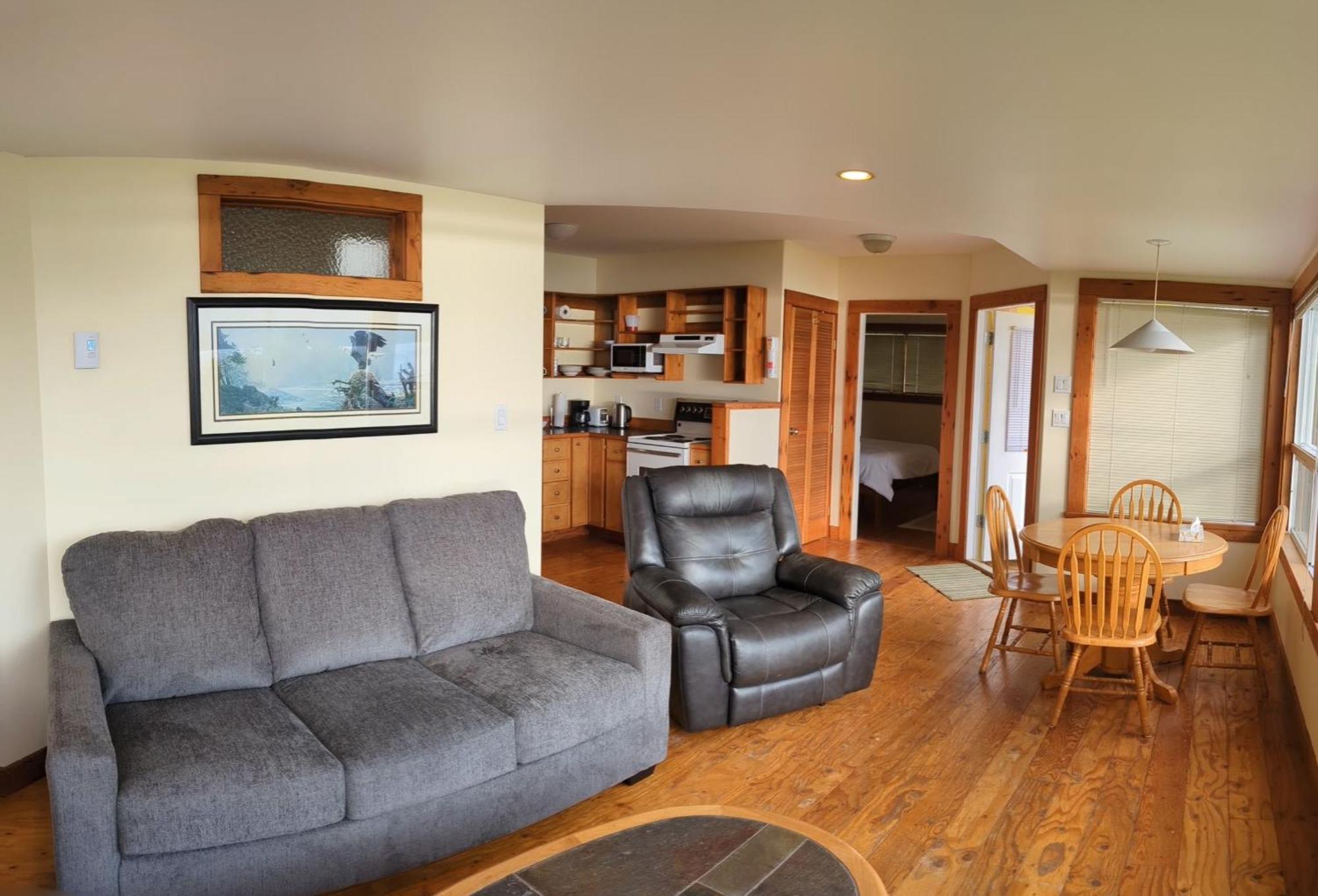 Seine Boat Inn Alert Bay Екстер'єр фото
