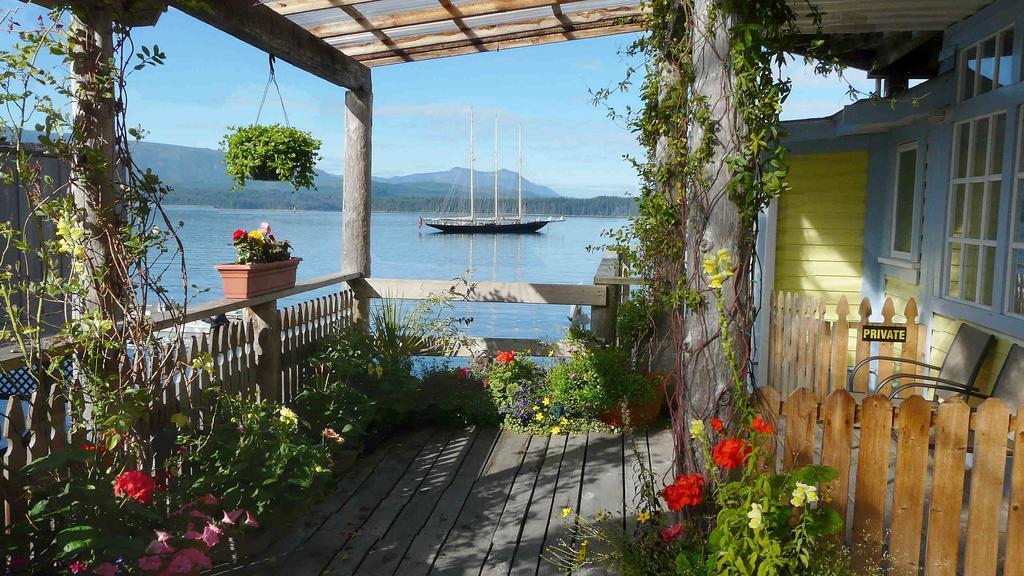 Seine Boat Inn Alert Bay Номер фото