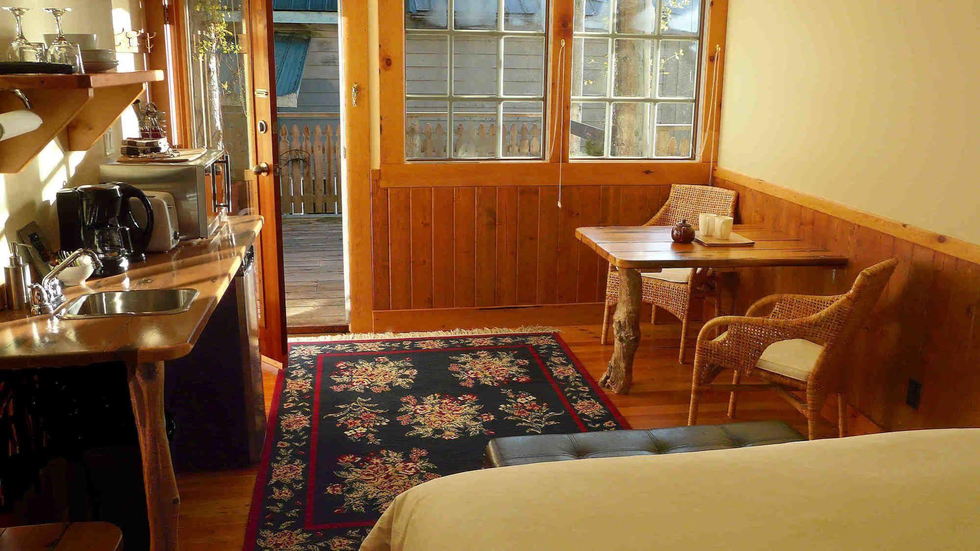 Seine Boat Inn Alert Bay Екстер'єр фото