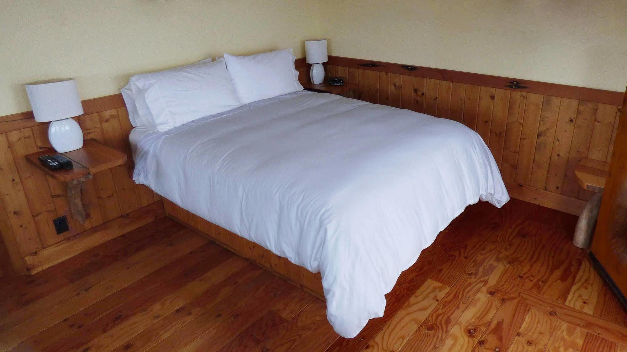 Seine Boat Inn Alert Bay Екстер'єр фото