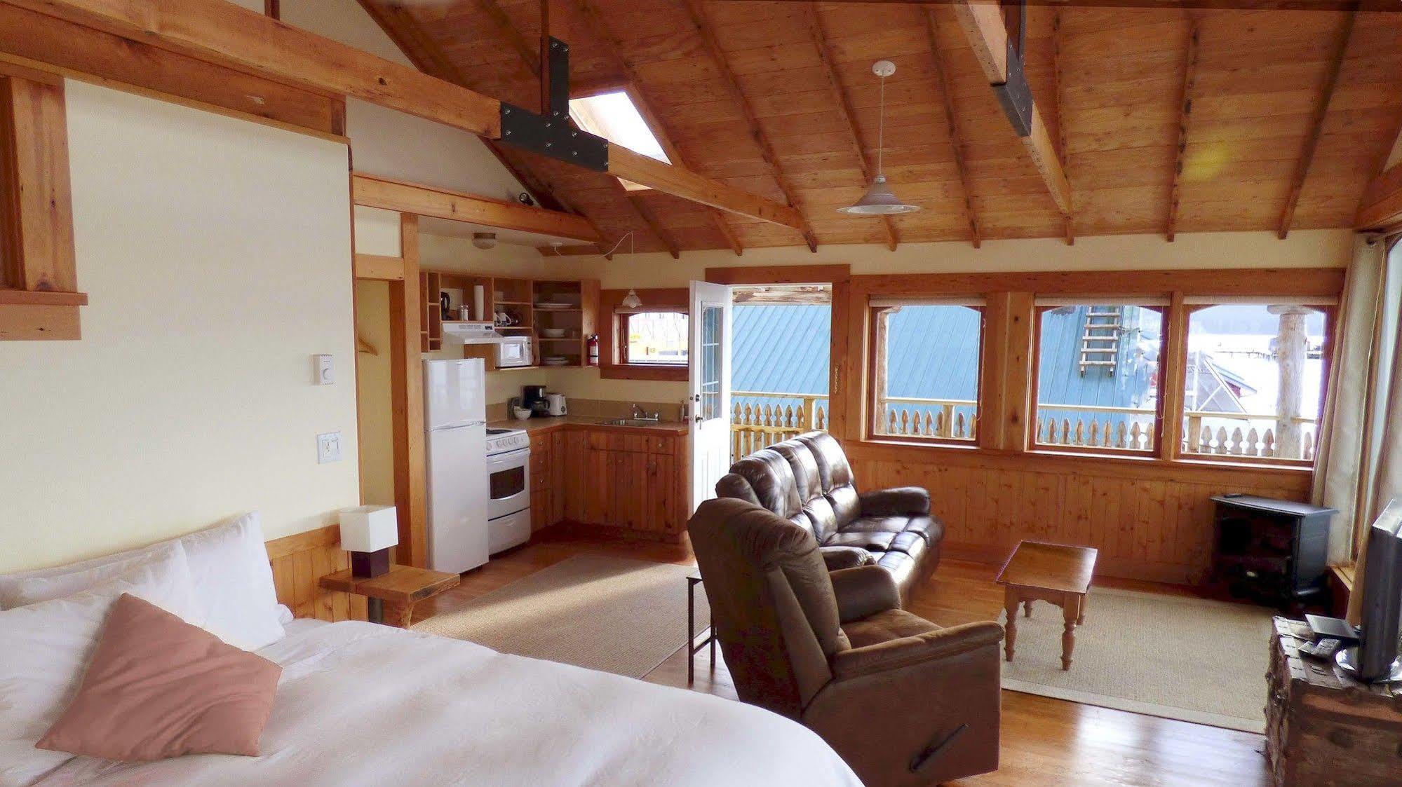 Seine Boat Inn Alert Bay Екстер'єр фото