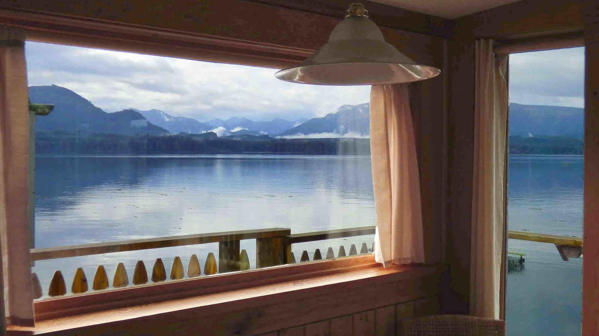 Seine Boat Inn Alert Bay Екстер'єр фото