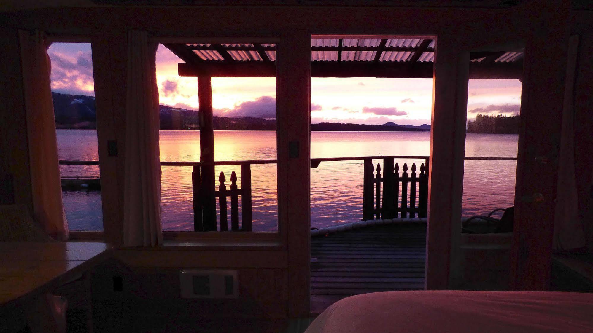 Seine Boat Inn Alert Bay Екстер'єр фото